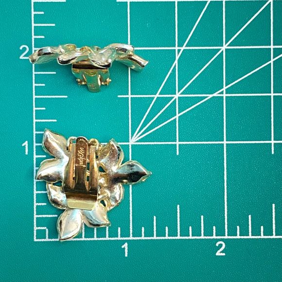 Judy Lee Stud Earrings Frosted Gold Tone Three Leaf Design Clip Ons - Picture 9 of 9